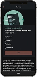 Das Bild zeigt ein Smartphone, auf dem die Umfrage-Funktion  der SwissInTouch App angezeigt ist.  