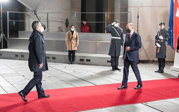 Le président de la Confédération Cassis est salué par le chancelier Scholz.