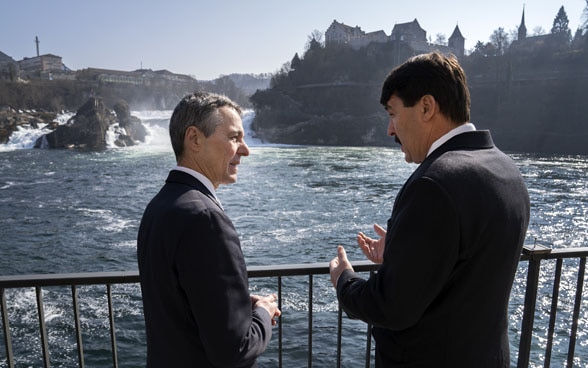 Ignazio Cassis parle avec le président hongrois. 