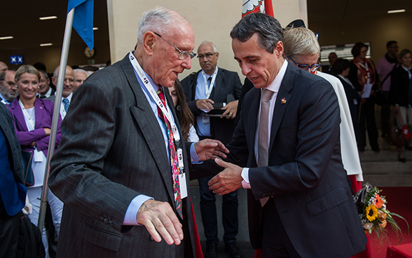 Flavio Cotti and Ignazio Cassis at the ceremony to celebrate the latter's election to the Federal Council.