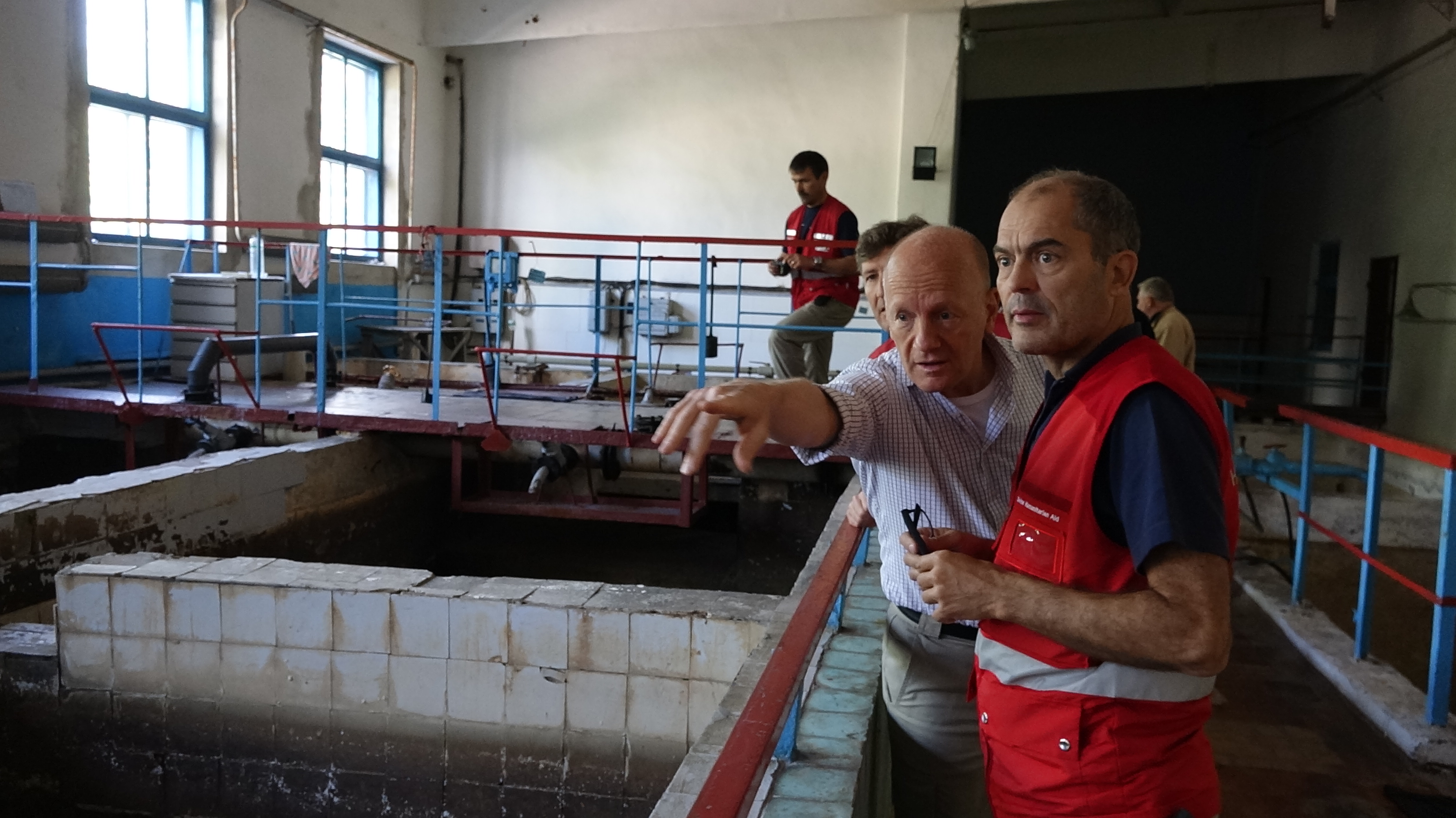 Due esperti svizzeri ispezionano le vasche di un centro di distribuzione idrica. 
