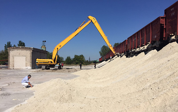 La Suisse a envoyé un nouveau convoi humanitaire, à savoir 3500 tonnes de sable quartzeux destiné à la filtration de l'eau, dans l'est de l'Ukraine.