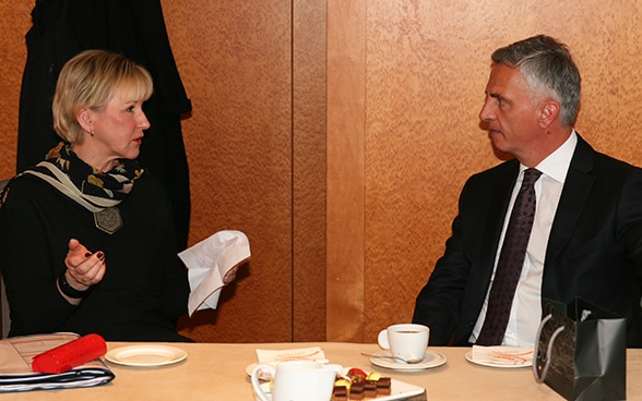 Le Conseiller fédéral Didier Burkhalter s'entretient avec la ministre suédoise des Affaires étrangères Margot Wallström.