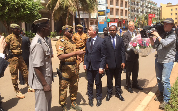 Il consigliere federale Didier Burkhalter nei luoghi dell’attentato di Ouagadougou, Burkina Faso.