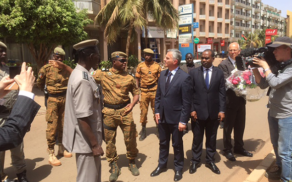 Le conseiller fédéral Didier Burkhalter sur les lieux de l’attentat de Ouagadougou, au Burkina Faso.