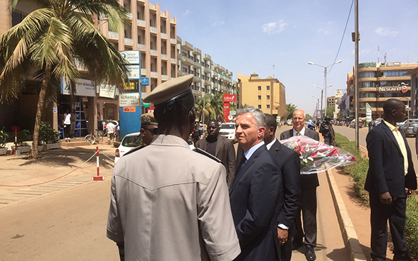 Le conseiller fédéral Didier Burkhalter sur les lieux de l’attentat de Ouagadougou, au Burkina Faso.