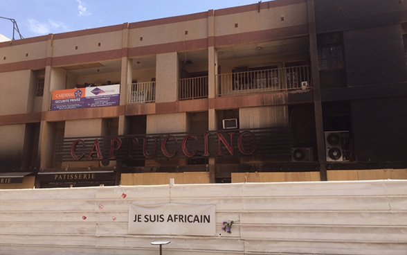 Federal Councillor Didier Burkhalter visited the scene of the attacks in Ouagadougou. © FDFA