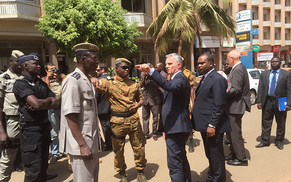 Il consigliere federale Didier Burkhalter nei luoghi dell’attentato di Ouagadougou, Burkina Faso.