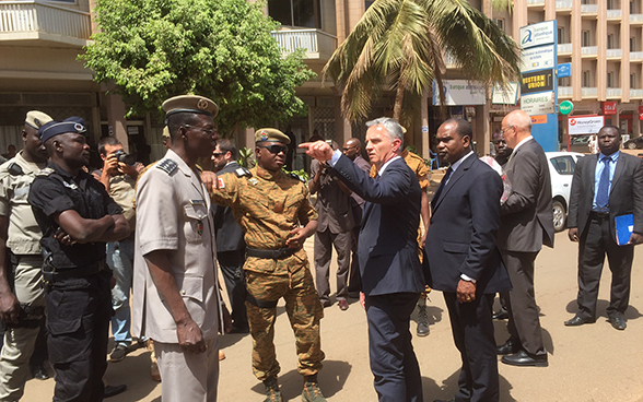 Federal Councillor Didier Burkhalter visited the scene of the attacks in Ouagadougou.