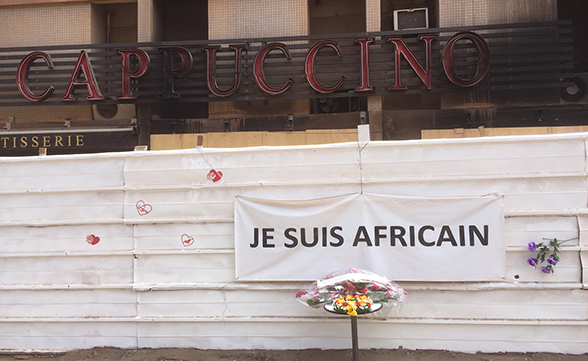 Le conseiller fédéral Didier Burkhalter sur les lieux de l’attentat de Ouagadougou, au Burkina Faso.