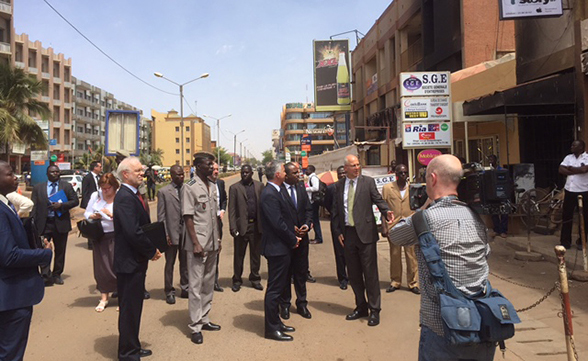 Bundesrat Didier Burkhalter besucht den Ort des Anschlags in Ouagadougou, Burkina Faso.