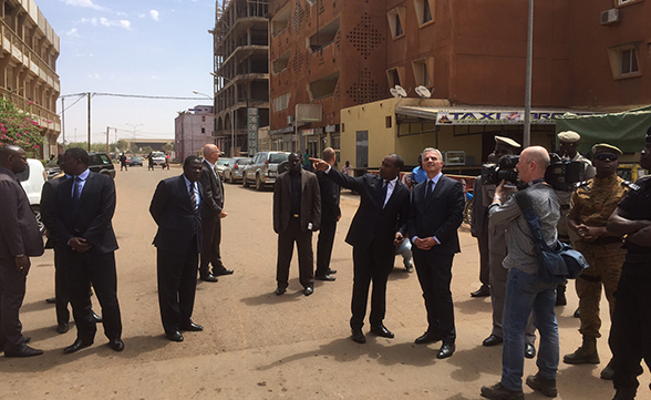 Il consigliere federale Didier Burkhalter nei luoghi dell’attentato di Ouagadougou, Burkina Faso.