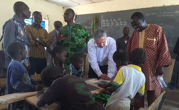 Il consigliere federale visita due scuole nella regione di Ouagadougou che garantiscono un’istruzione di base ai bambini burkinabé e beneficiano del sostegno della Svizzera.