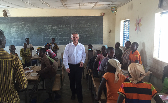 Le conseiller fédéral visite, dans la région de Ouagadougou, deux écoles assurant une formation de base aux enfants burkinabés et bénéficiant du soutien de la Suisse.