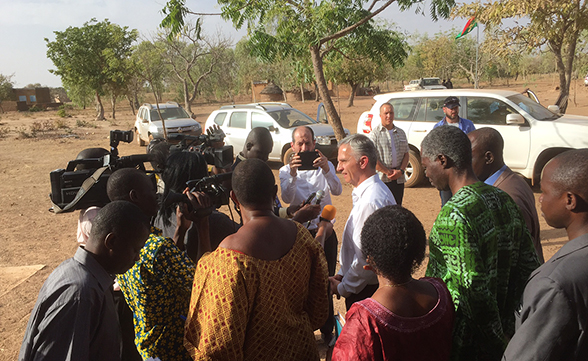 The head of the FDFA visits two Swiss-supported schools in the Ouagadougou region that provide basic education to Burkinabe children.