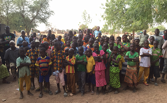 Le conseiller fédéral visite, dans la région de Ouagadougou, deux écoles assurant une formation de base aux enfants burkinabés et bénéficiant du soutien de la Suisse.