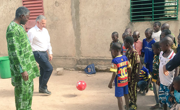 The head of the FDFA visits two Swiss-supported schools in the Ouagadougou region that provide basic education to Burkinabe children.