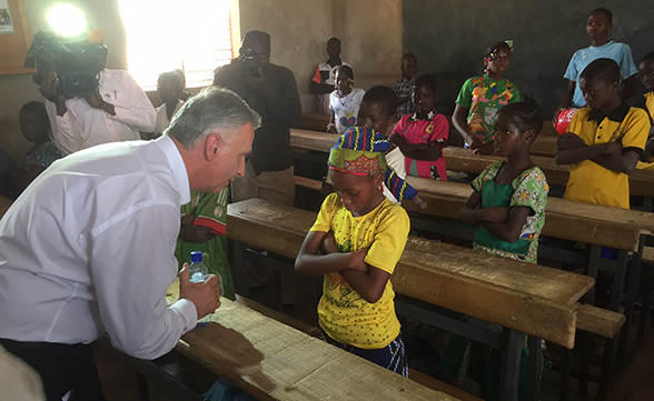 Il consigliere federale visita due scuole nella regione di Ouagadougou che garantiscono un’istruzione di base ai bambini burkinabé e beneficiano del sostegno della Svizzera.