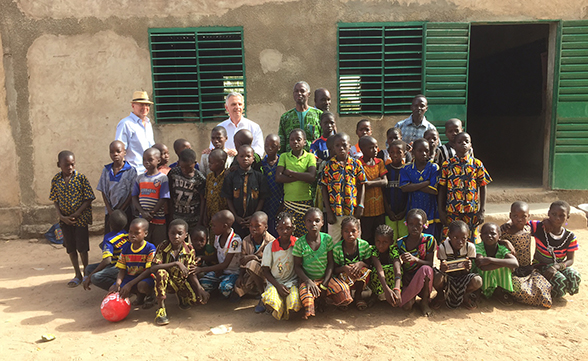 Il consigliere federale visita due scuole nella regione di Ouagadougou che garantiscono un’istruzione di base ai bambini burkinabé e beneficiano del sostegno della Svizzera.