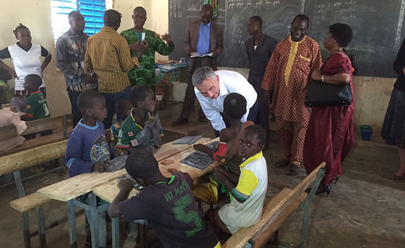 Le conseiller fédéral visite, dans la région de Ouagadougou, deux écoles assurant une formation de base aux enfants burkinabés et bénéficiant du soutien de la Suisse.