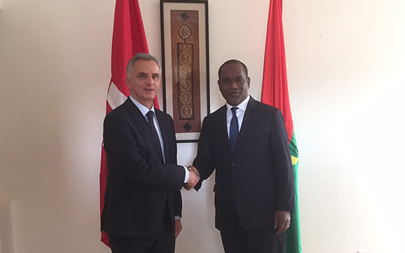 Le conseiller fédéral Didier Burkhalter rencontre le ministre des affaires étrangères du Burkina Faso Mamadou Alpha Barry. © DFAE