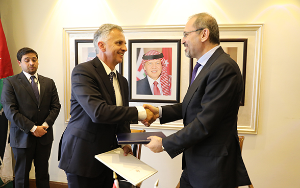 Il consigliere federale Didier Burkhalter stringe la mano al ministro degli affari esteri giordano Ayman Safadi.