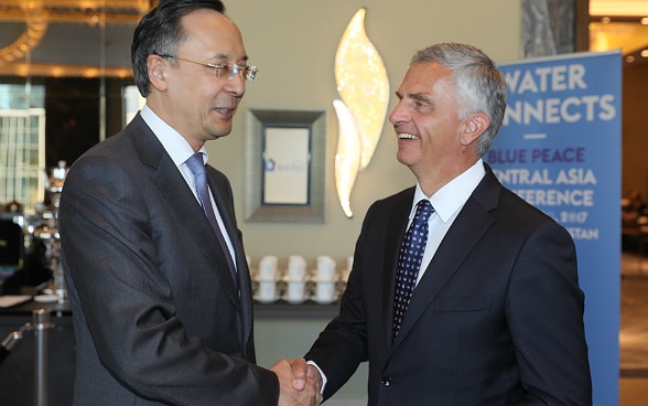 Bundesrat Didier Burkhalter im Gespräch mit dem kasachischen Aussenminister Kairat Abdrakhmanov. 