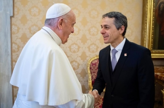 Ignazio Cassis schüttelt Papst Franziskus die Hand