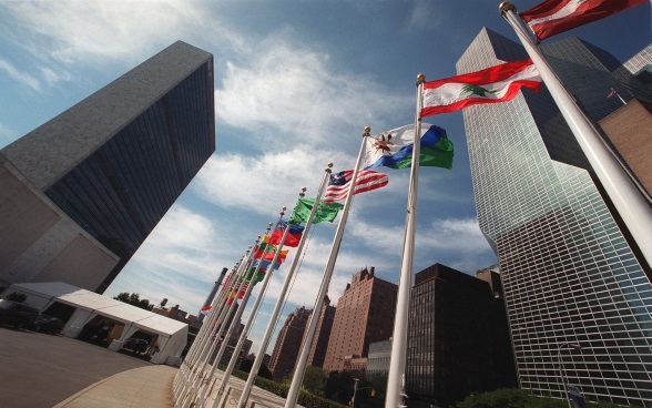 Flaggen der Mitgliedstaaten vor dem UNO-Hauptquartier in New York.