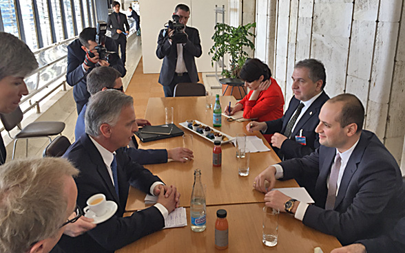 Didier Burkhalter parla con Mikheil Janelidze, il ministro georgiano degli affari esteri.