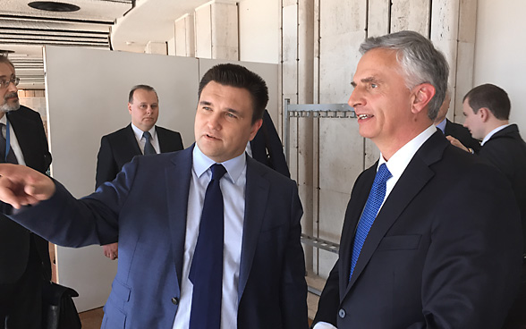 Il capo della diplomazia svizzera Didier Burkhalter parla con il ministro degli esteri ucraino Pavlo Klimkin.