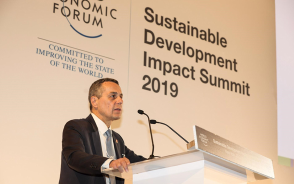 Il consigliere federale Ignazio Cassis parla al evento del WEF sullo sviluppo sostenibile. 
