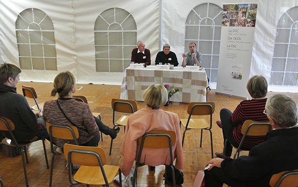 Deux orateurs conviés par la DDC s’expriment devant le public rassemblé à l’occasion de la première discussion publique. © DFAE