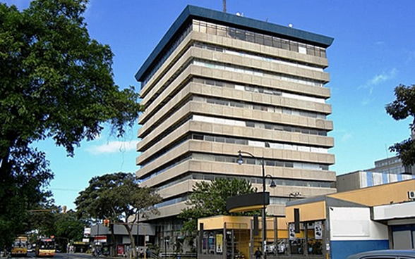 Aussenansicht des Botschaftsgebäudes in San José. Die Schweizer Vertretung belegt ein Stockwerk des Gebäudes. 