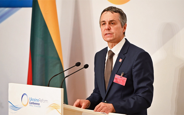 Le conseiller fédéral Ignazio Cassis durant la conférence à Vilnius.
