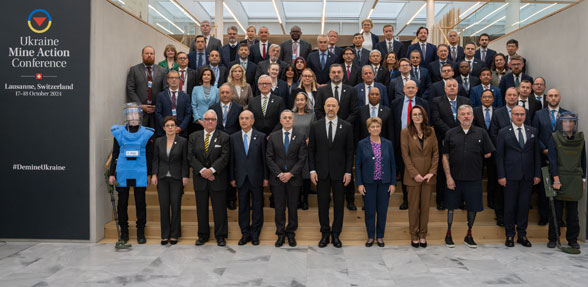 Familienfoto von der Ukraine Mine Action Conference in Lausanne.