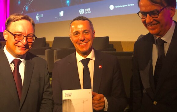 Le Conseiller fédéral Ignazio Cassis avec le nouveau livre de la série Quaderni di Dodis, «La Suisse et la construction du multilatéralisme», vol. 2, avec des documents sur l'histoire de la Société des Nations, en compagnie des éditeurs Sacha Zala et Marc Perrenoud.