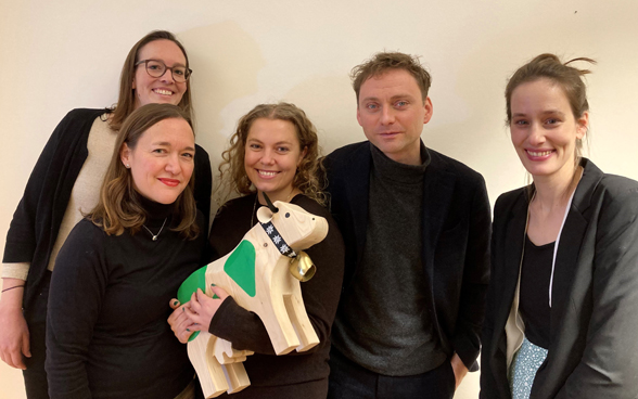 La vache en bois tachetée de vert Green Lilly - la mascotte de la durabilité du réseau de représentation allemand - fait partie intégrante de l'équipe de Berlin.