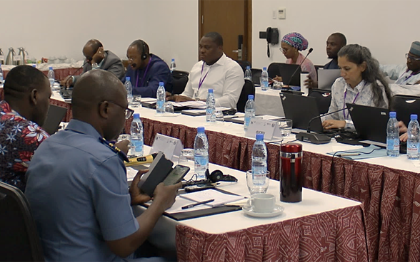 Workshopteilnehmende arbeiten gemeinsam an Schreibtischen in Yaoundé, Kamerun.