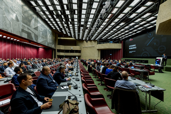 Tous les participants à la conférence sont réunis dans un auditorium pendant le discours de Stefano Toscano.