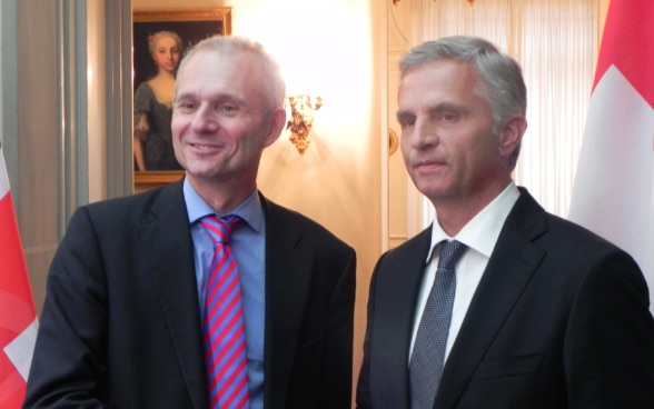 Im Von-Wattenwyl-Haus in Bern geben sich der britische Europaminister David Lidington und Bundespräsident Didier Burkhalter die Hand. © EDA