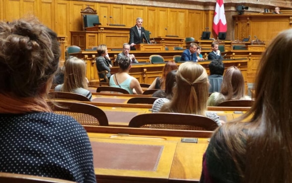 The President of the Swiss Confederation, Didier Burkhalter, speaking in the parliament building before a gathering of young people participating in the coming-of-age celebrations hosted by the City of Bern. © FDFA