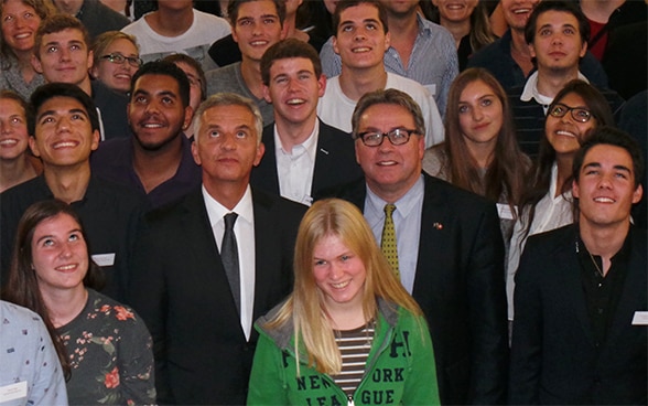 Bundespräsident Didier Burkhalter inmitten von Teilnehmenden der Jugendparlamentskonferenz in Laufen. © EDA