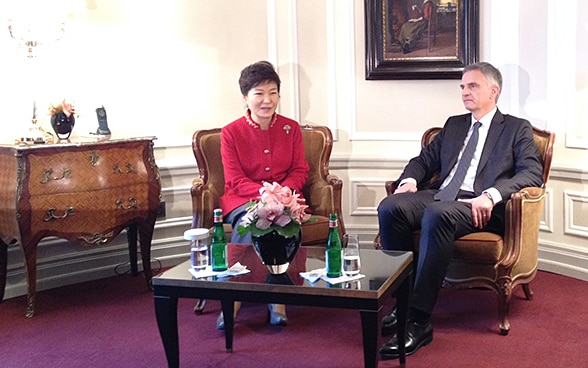 The president of the Confederation, Didier Burkhalter, and the South Korean president Park Geun-Hye.