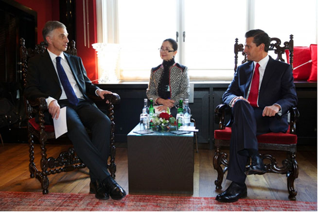 Bundespräsident Didier Burkhalter unterhält sich mit dem mexikanischen Präsidenten Peña Nieto im Rahmen des World Economic Forum 2014. 