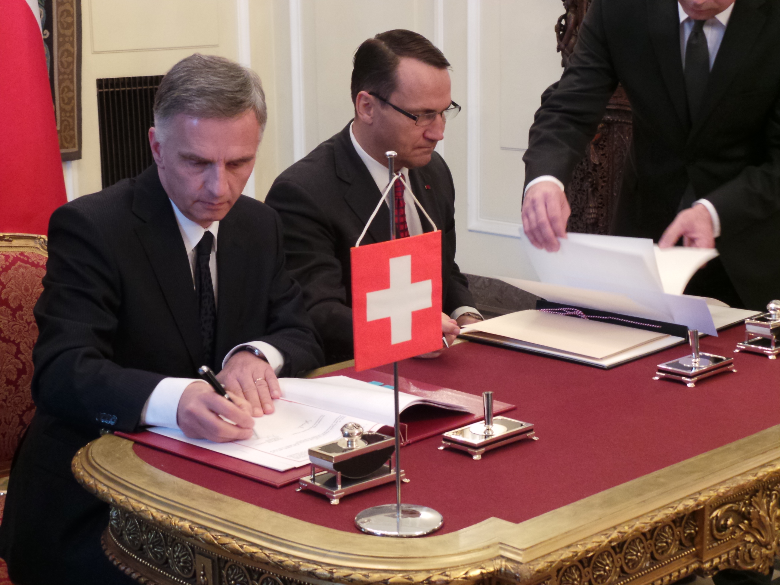 Le président de la Confédération Didier Burkhalter et le ministre des affaires étrangères polonais Radosław Sikorski.