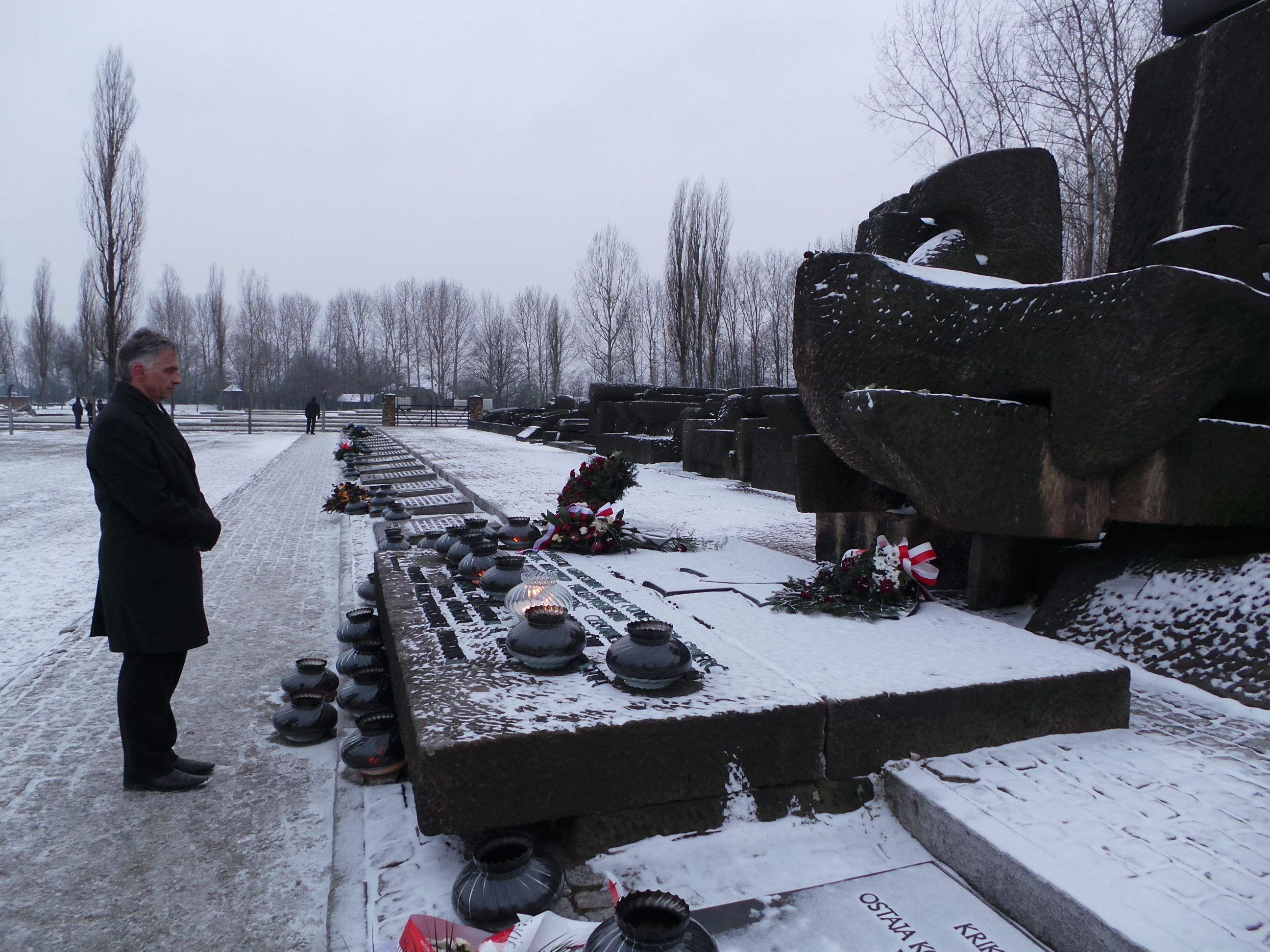 Le président de la Confédération Didier Burkhalter dans le musée d’Auschwitz II-Birkenau.