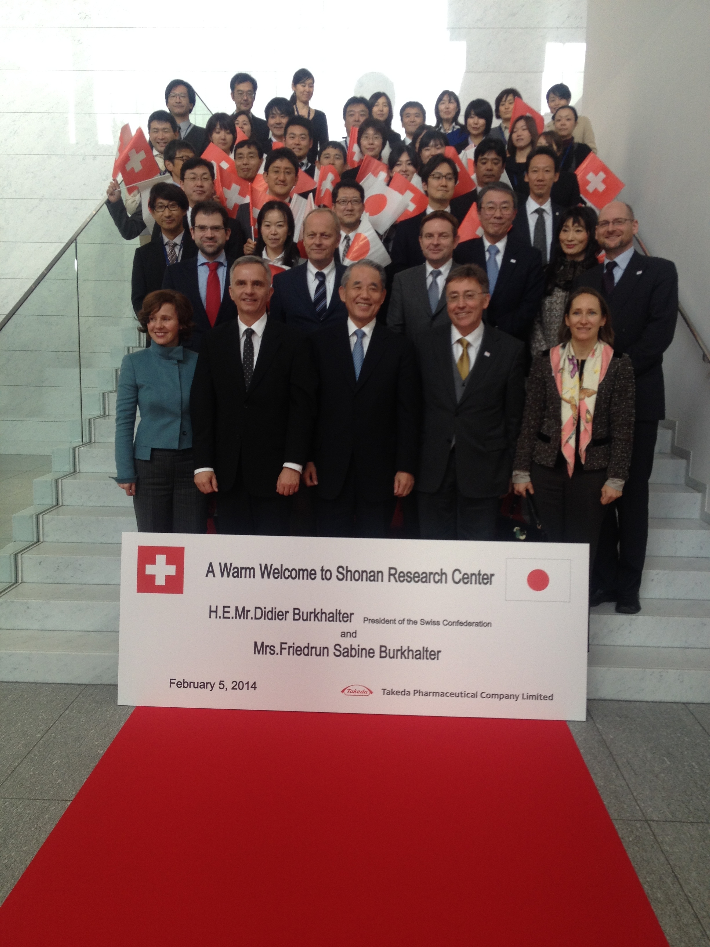 Bundespräsident Didier Burkhalter mit seiner Ehefrau Friedrun Sabine Burkhalter im Forschungszentrum der Firma Takeda in Kamakura (Japan), posierend mit Angestellten des Zentrums