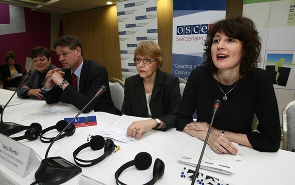 Eröffnung der Zivilgesellschaftskonferenz in Belgrad, 24.02.2014. Von links nach rechts: Paula Thiede, stellvertretende Leiterin der OSZE Mission in Serbien, Jean-Daniel Ruch, Schweizer Botschafter in Serbien, Sonja Biserko, Präsidentin des Helsinki Komitees für Menschenrechte in Serbien und Izabela Kisic, Direktorin des Helsinki Komitees für Menschenrechte in Serbien