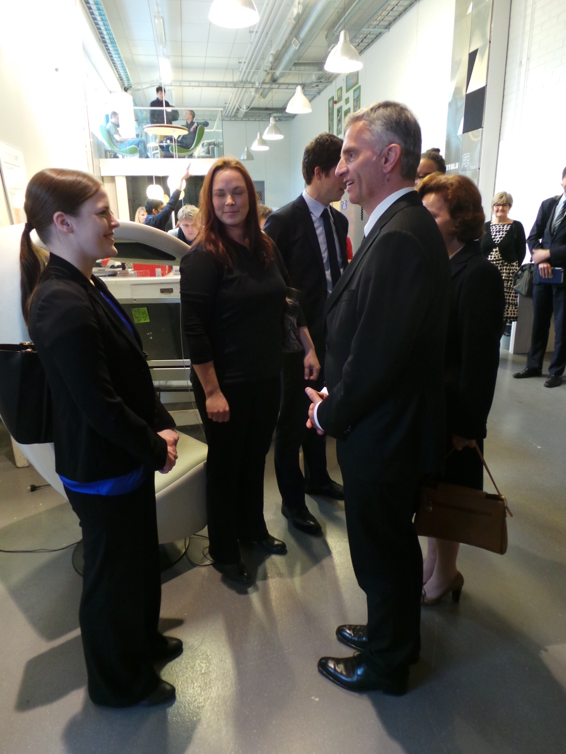 Le président de la Confédération Didier Burkhalter discute avec une étudiante suisse à l’Université de Aalto à Helsinki.